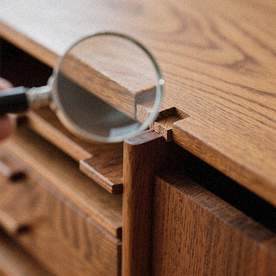 Forstørrelsesglas over møbeldetalje
